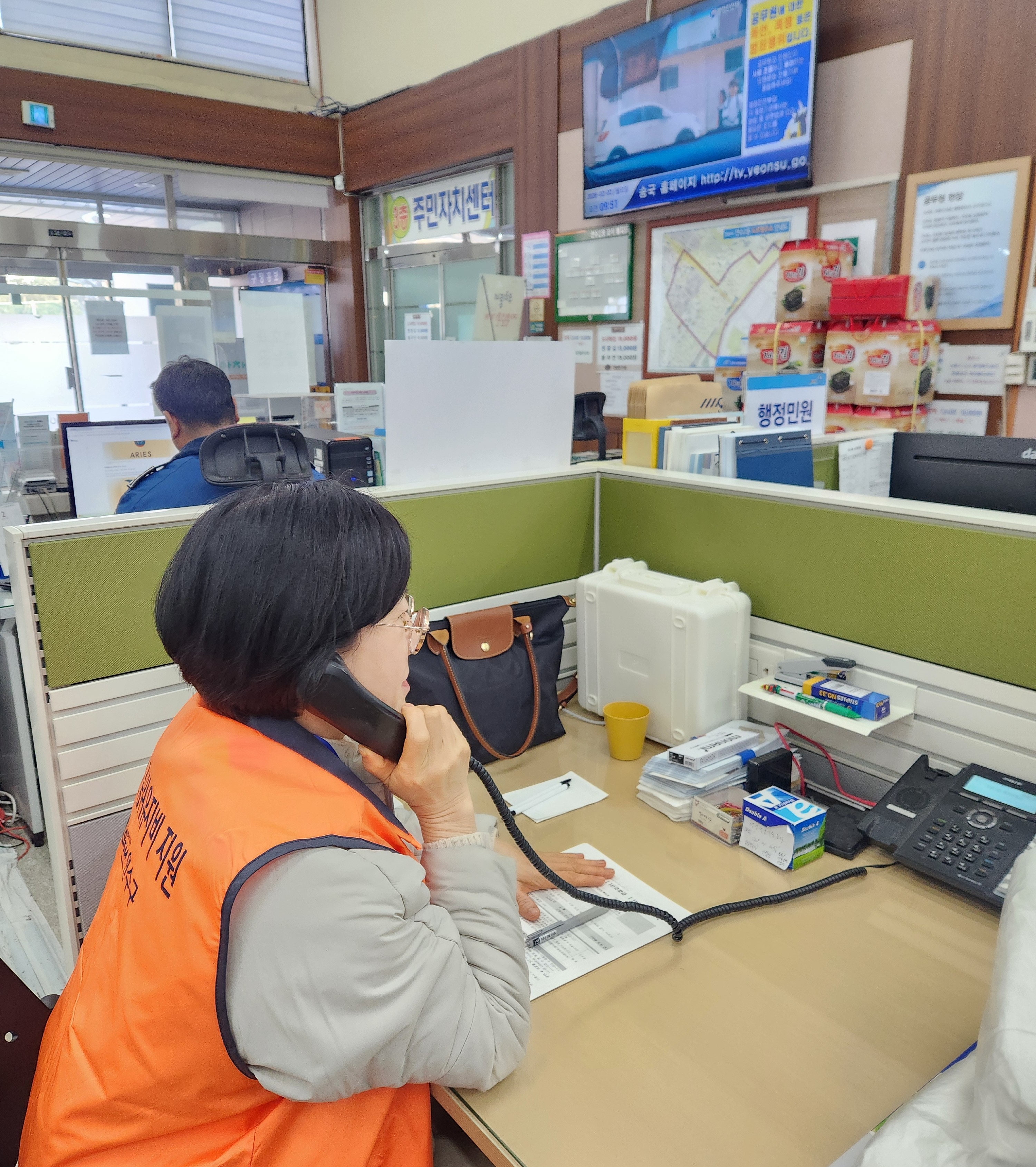 연수구 연수2동 행정복지센터는 이달부터 고립 위기에 놓인 1인 가구의 안전을 확인하고 고독사 위험을 사전에 막기 위해 똑똑 안부 전화 사업을 운영한다